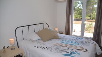 4 habitaciones, tabla de planchar con plancha, wifi y ropa de cama