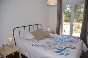 4 bedrooms, iron/ironing board, WiFi, bed sheets