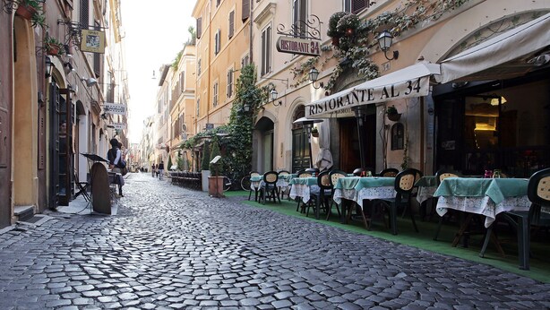A cobblestone street with outdoor seating at a restaurant. - New And Romantic Smart Apartment-suite 50mt From Spanish Steps  (ROMA)
