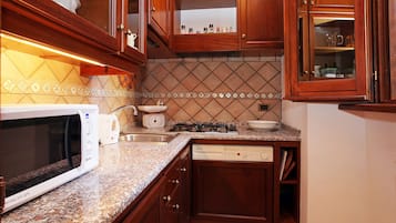 KĂŒhlschrank, Mikrowelle, Herdplatte, Wasserkocher mit Kaffee-/Teezubehör