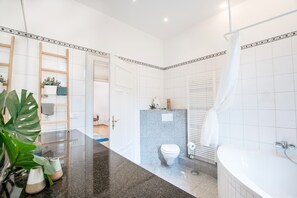 Kombinert dusj/badekar, hårføner, håndklær og såpe