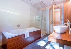 Badewanne, Haartrockner, Handtücher