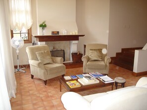 Téléviseur, foyer, lecteur de DVD, livres