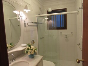 Dusche, Haartrockner, Handtücher