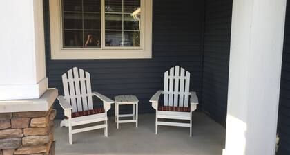 Porch Swing - Modern Saugatuck Farmhouse w / Hot Tub, billar y bicicletas!