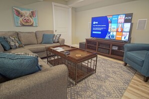 Smart TV, chimenea, reproductor de DVD y libros 