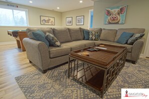 Smart-TV, Kamin, DVD-Player, Bücher