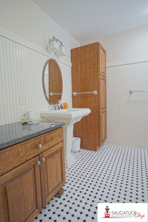 Combined shower/bathtub, hair dryer, towels, soap