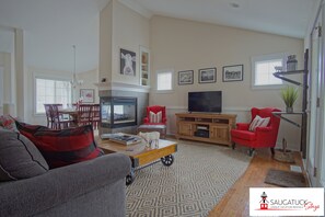 Smart TV, chimenea, reproductor de DVD y libros 