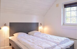 6 bedrooms, travel crib, free WiFi - Lovely home in Ringkøbing with sauna (Ringkøbing)