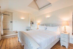 2 bedrooms, desk, iron/ironing board, WiFi