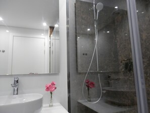 Bruser, hårtørrer, bidet, håndklæder