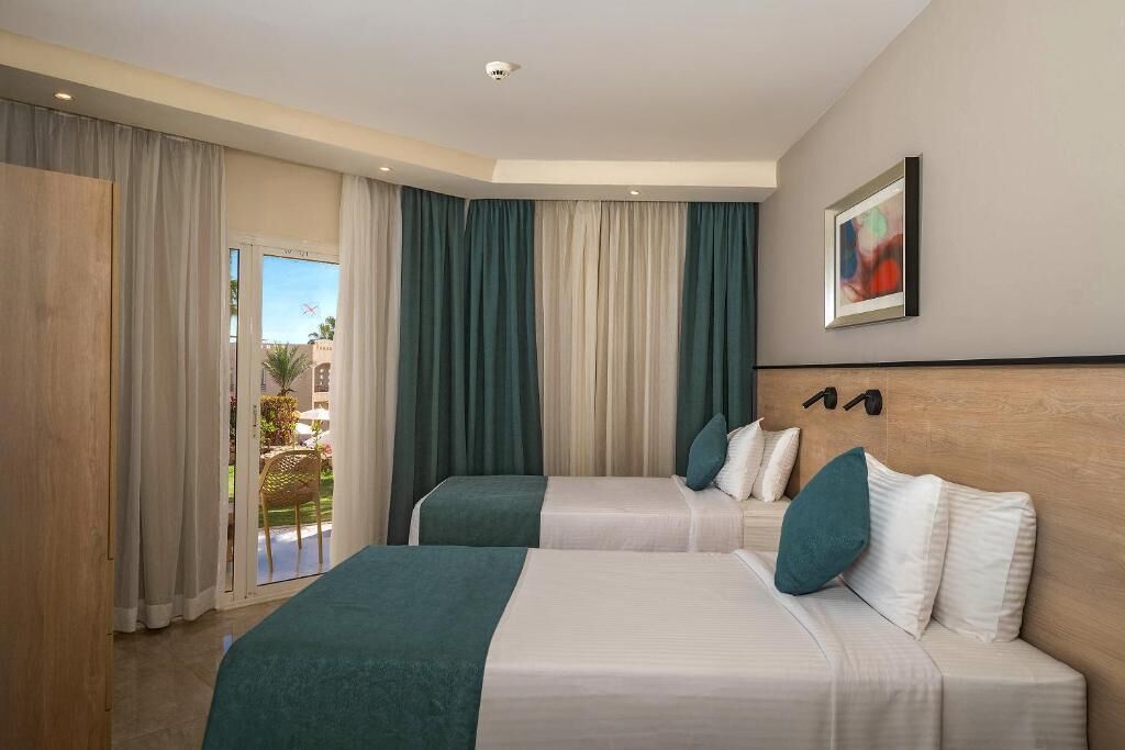 Minibar, caja de seguridad en la habitación y escritorio 