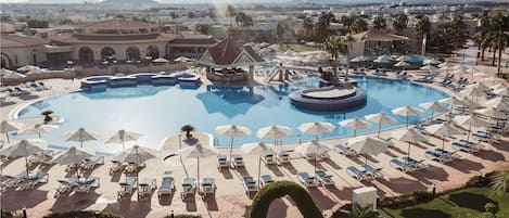 3 piscines extérieures, cabanons gratuits, parasols de plage