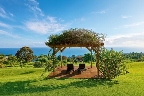 4 Bedroom Farmhouse + Guesthouse Retreat 180° Ocean Views North Hilo Sleeps 12