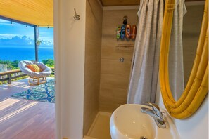 Suihkun ja ammeen yhdistelmä, hiustenkuivaaja, pyyhkeet