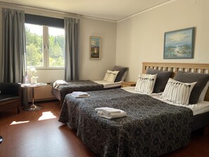 Escritorio, wifi gratis y ropa de cama