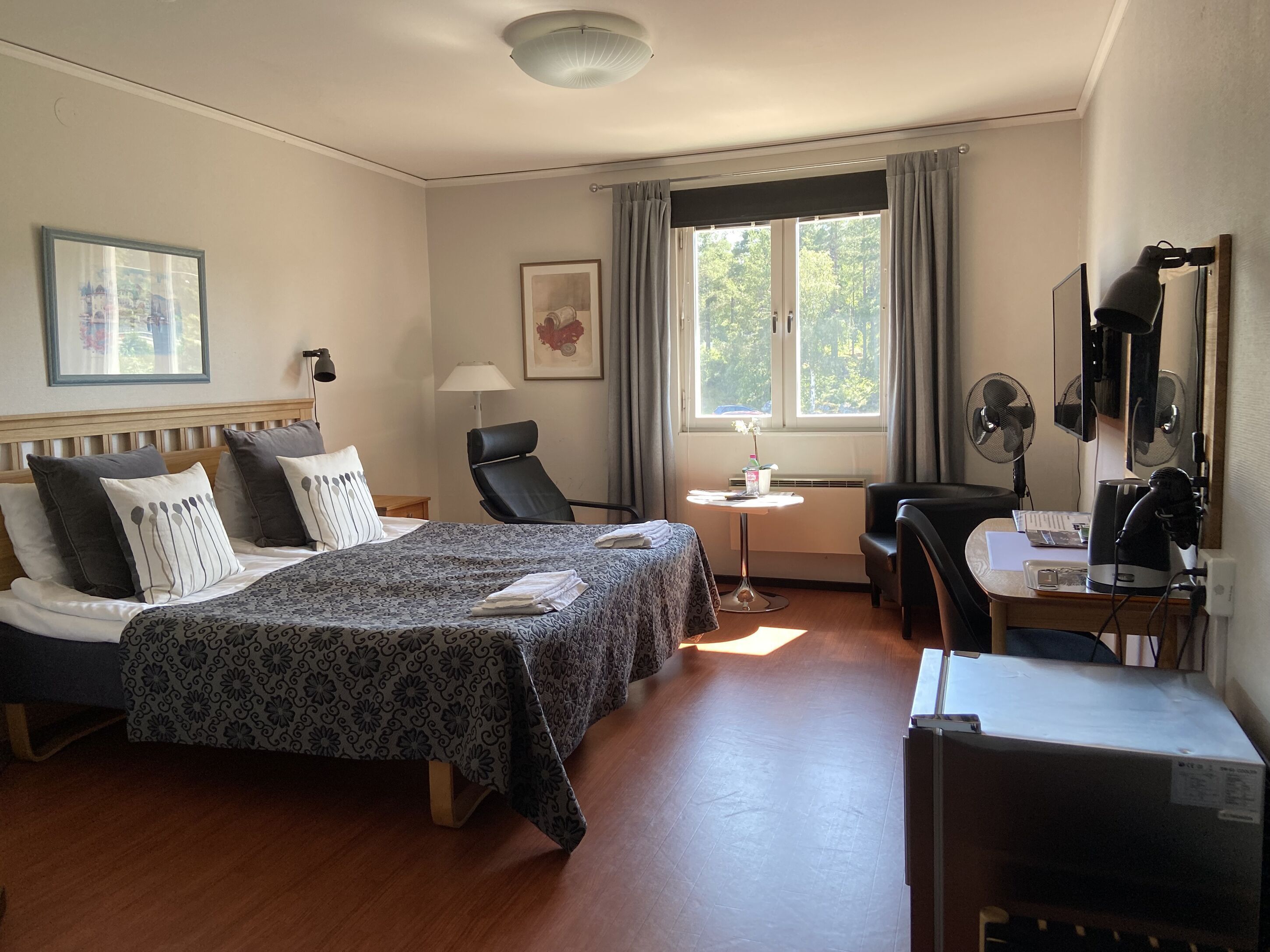 Bureau, Wi-Fi gratuit, draps fournis