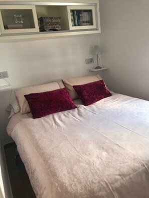 1 dormitorio, tabla de planchar con plancha, wifi y ropa de cama