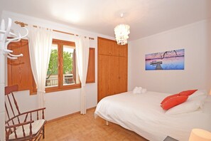 3 bedrooms, iron/ironing board, free WiFi, bed sheets