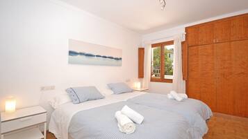 3 slaapkamers, een strijkplank/strijkijzer, gratis wifi, beddengoed