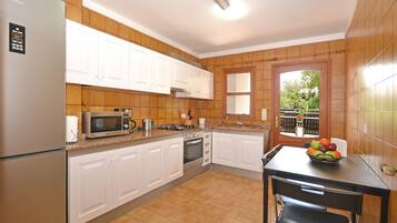 Een koelkast, een microgolfoven, een oven, een vaatwasser