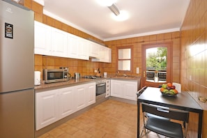 KĂŒhlschrank, Mikrowelle, Ofen, GeschirrspĂŒler