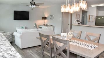 TV connectée, cheminée, livres