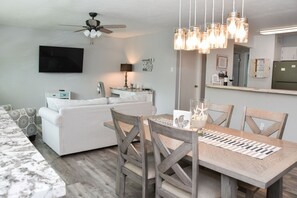 TV connectée, cheminée, livres