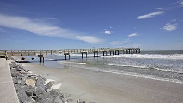 Plage à proximité, chaises longues, serviettes de plage