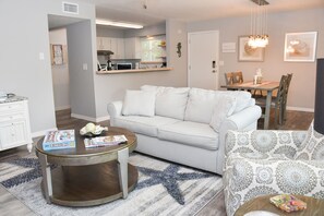Smart TV, fireplace, books - Beachy Getaway–Cozy, Clean & Equipped w/ All Essentials! Relax, Enjoy & Refresh! (St Augustine Beach)