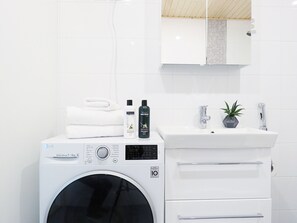 Ducha, artículos de tocador gratuitos, secador de pelo, bidet