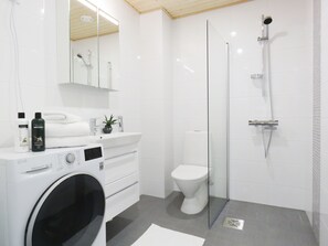 Roost Lauttasaari | Bathroom | Shower, free toiletries, hair dryer, bidet - Roost Lauttasaari (Helsinki)