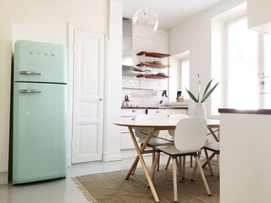 Roost Kruunuhaka | Private kitchen | Full-sized fridge, microwave, oven, stovetop - Roost Kruunuhaka (Helsinki)