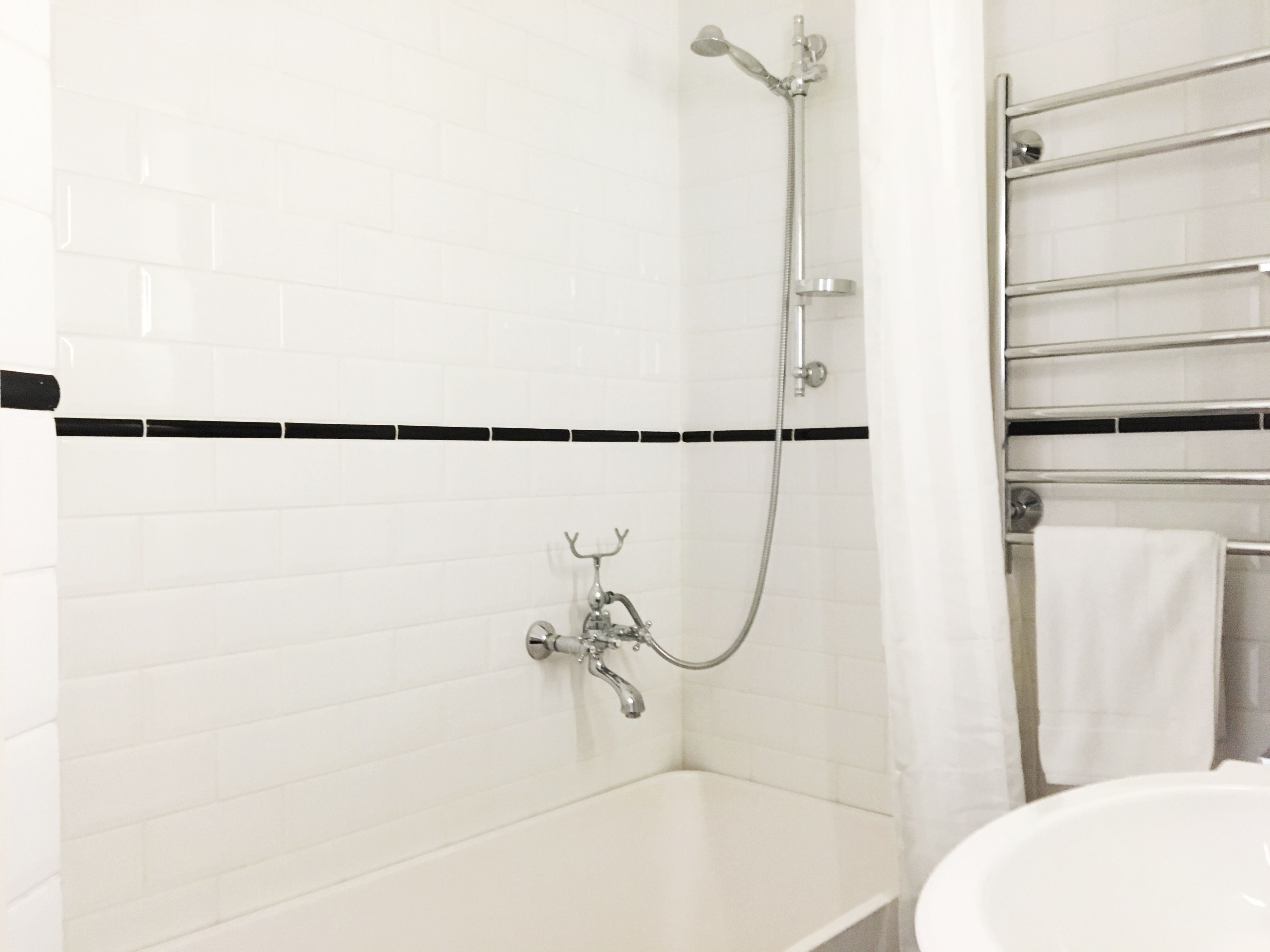 Roost Kruunuhaka | Baño | Tina con regadera, amenidades de baño gratuitas, secadora de cabello 