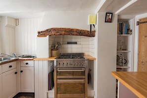 Een koelkast, een magnetron, een oven, een kookplaat