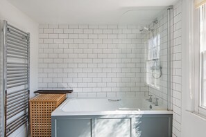 Combined shower/bathtub, hair dryer - Exceptional character cottage on historic Middle Street, Deal (Deal)