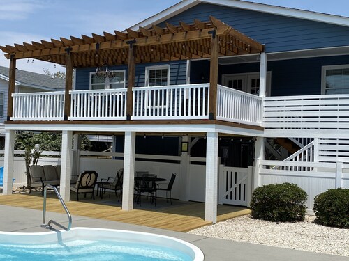 4 Bed 3.5 Bath Pool Mid Island, Quiet Garden lined Street, steps from the Beach!