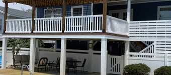 4 Bed 3.5 Bath Pool Mid Island, Quiet Garden lined Street, steps from the Beach!