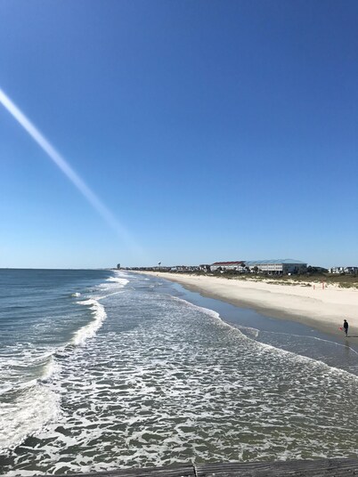 4 Bed 3.5 Bath Pool Mid Island, Quiet Garden lined Street, steps from the Beach!