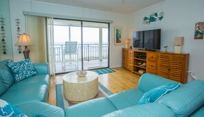 Smart-TV, DVD-Player, Bücher, Musikbibliothek