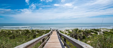 En la playa, sillas reclinables de playa, toallas de playa