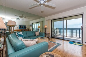 Smart-TV, DVD-Player, Bücher, Musikbibliothek