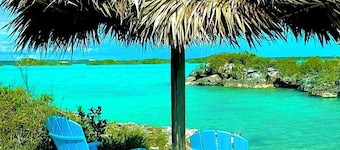 Villa panoramique en bord de mer - plage privée, piscine à débordement, salles de bains attenantes