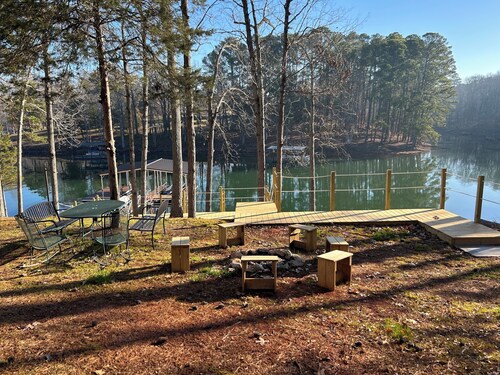 Relaxing Multi-family waterfront home with private dock on Lake Hartwell!