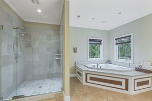 Ensemble douche/baignoire, sèche-cheveux, serviettes fournies, savon