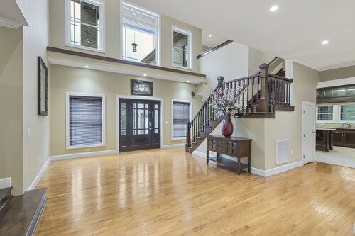 Yhdeksän (9) makuuhuoneen, ponttonien vuokraus, 7600 neliömetriä. Waterfront Lake House, vuodepaikkoja 20