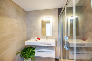 Dusche, Haartrockner, Handtücher