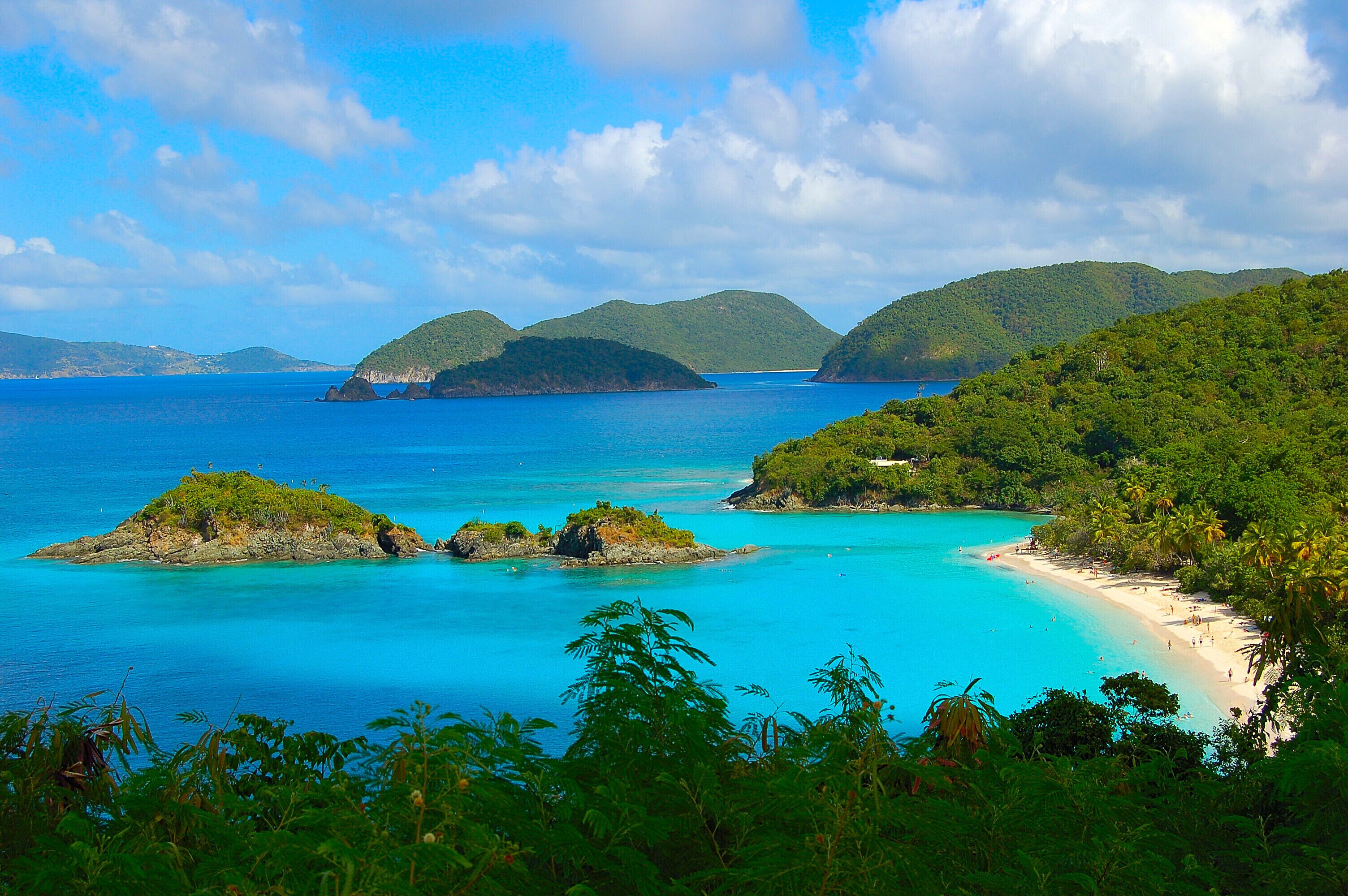 بالقرب من الشاطئ، كراسي للتشمس، مناشف للشاطئ