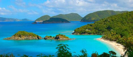 Nær stranden, solsenger og strandhåndklær